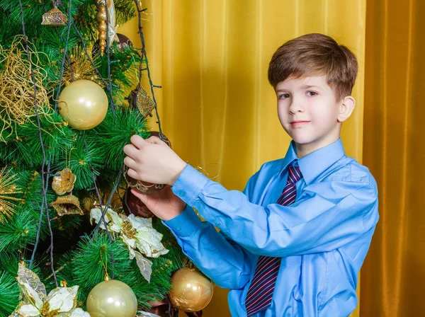 Criança Decorando Árvore Natal — Fotografia de Stock