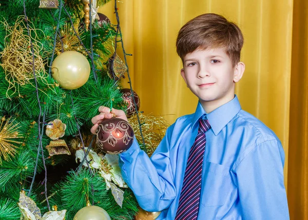 Criança Decorando Árvore Natal — Fotografia de Stock