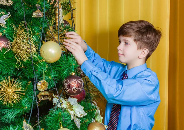 Niño Decorando Árbol Navidad —  Fotos de Stock