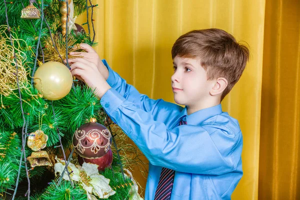 Παιδί Διακοσμώντας Χριστουγεννιάτικο Δέντρο — Φωτογραφία Αρχείου
