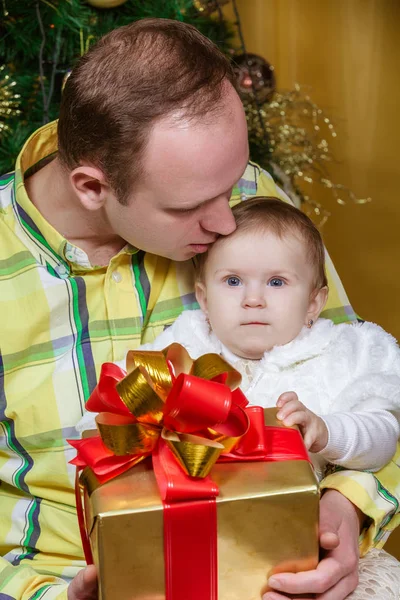 幸せな父と子に近いクリスマスのモミの木 — ストック写真