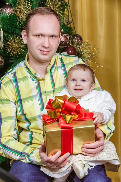 幸せな父と子に近いクリスマスのモミの木 — ストック写真