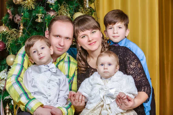 Retrato Família Amigável Noite Natal — Fotografia de Stock