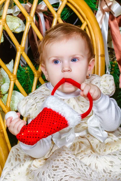 Niña Sentada Bajo Árbol Navidad Habitación — Foto de Stock