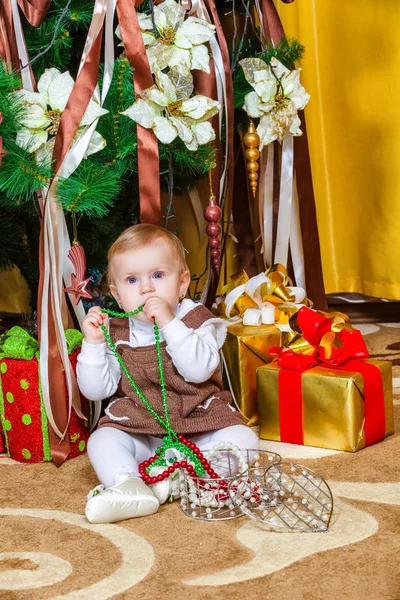 Odada Noel Ağacının Altında Oturan Bebek Kız — Stok fotoğraf