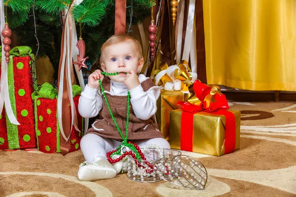 Menina Sentada Sob Árvore Natal Quarto — Fotografia de Stock