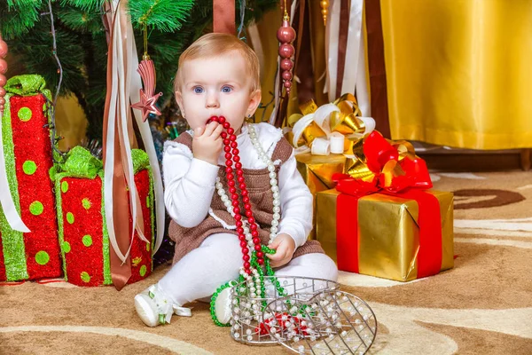 Menina Sentada Sob Árvore Natal Quarto — Fotografia de Stock