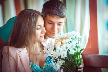 Teklif kavramı, onun güzel kadına çiçek veren genç adam