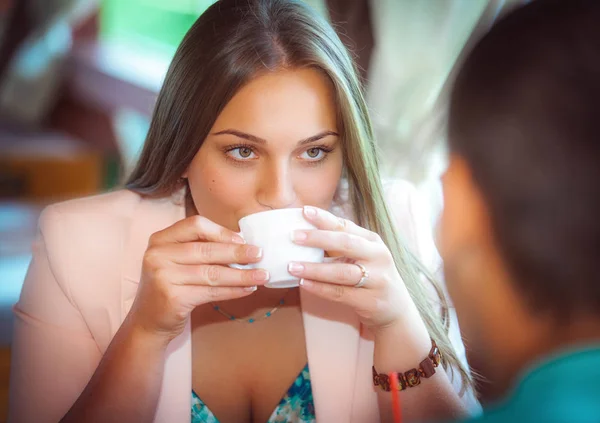 Joven Feliz Pareja Bebiendo Café Sentado Mesa Cafetería Cerca — Foto de Stock