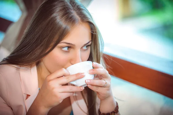 Ung Vacker Kvinna Dricker Kaffe Sittande Vid Bord Café — Stockfoto