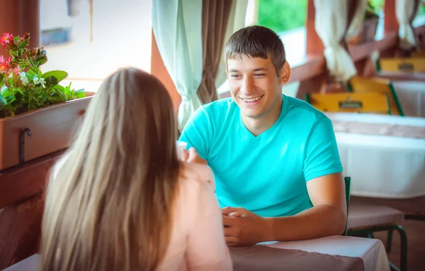 Jovem Casal Feliz Sentado Mesa Café — Fotografia de Stock