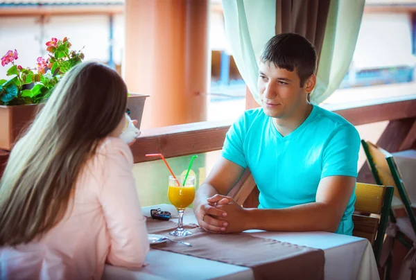 Jovem Casal Feliz Sentado Mesa Café — Fotografia de Stock