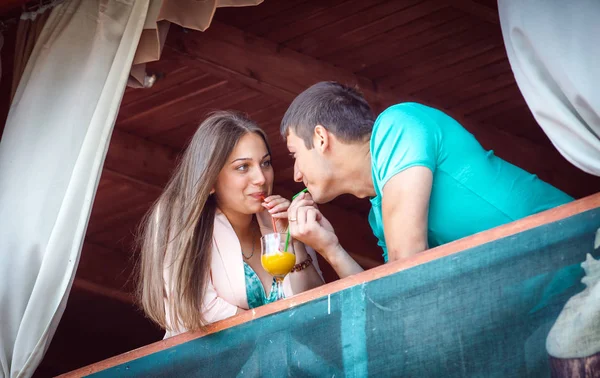 Feliz Joven Pareja Bebiendo Cóctel Sentado Mesa Cafetería —  Fotos de Stock