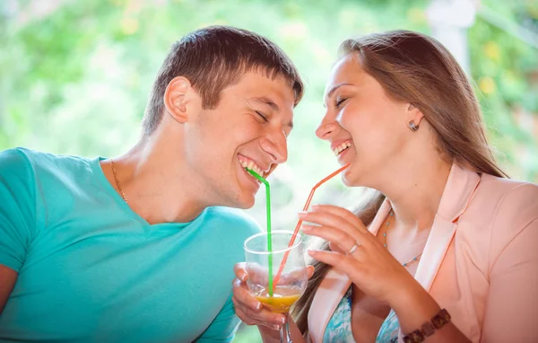 カクテルを飲んで幸せな若いカップルをクローズ アップの肖像画 — ストック写真