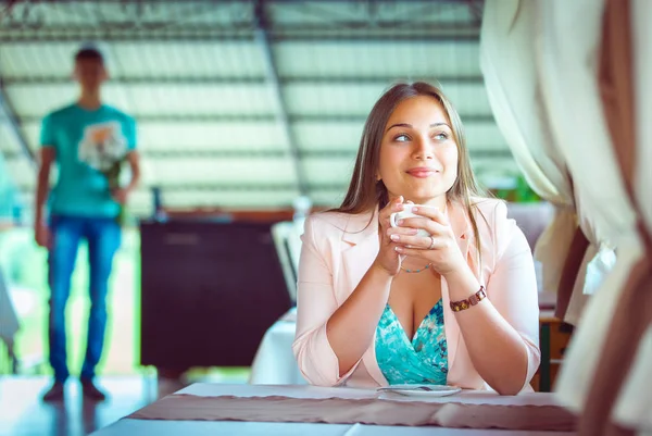 Junge Frau Sitzt Tisch Café Und Wartet Auf Ihren Mann — Stockfoto