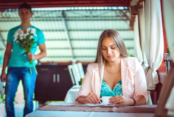 Giovane Donna Seduta Tavola Nel Caffè Attesa Suo Uomo — Foto Stock