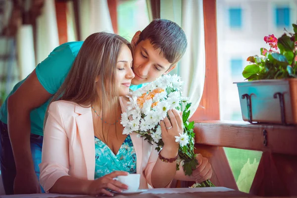 Proposal Concept Young Man Giving Flowers His Beautiful Woman — Stock Photo, Image