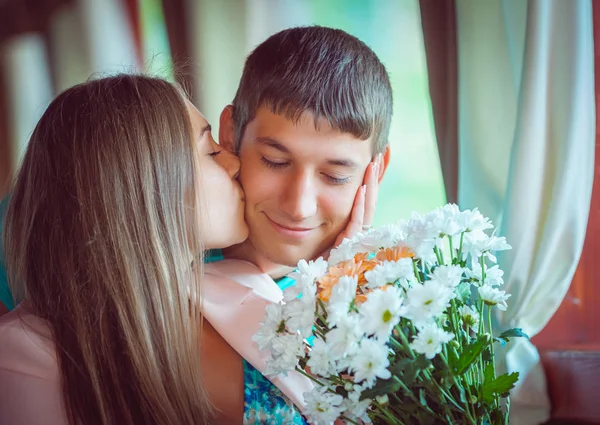 若い男が彼の美しい女性に花を与える提案コンセプト — ストック写真