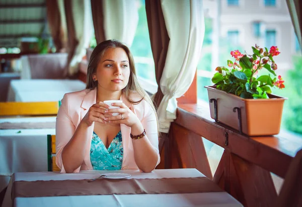 Jovem Mulher Bonita Segurando Xícara Café Sentado Mesa Café — Fotografia de Stock