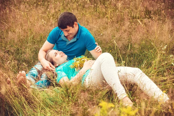 Happy Young Couple Relaxing Field — Stock Photo, Image