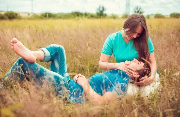 Happy Young Couple Relaxing Field Full Length — Stock Photo, Image