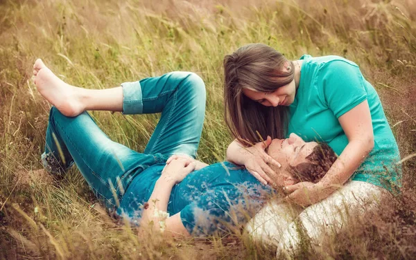 Happy Young Couple Relaxing Field Full Length — Stock Photo, Image