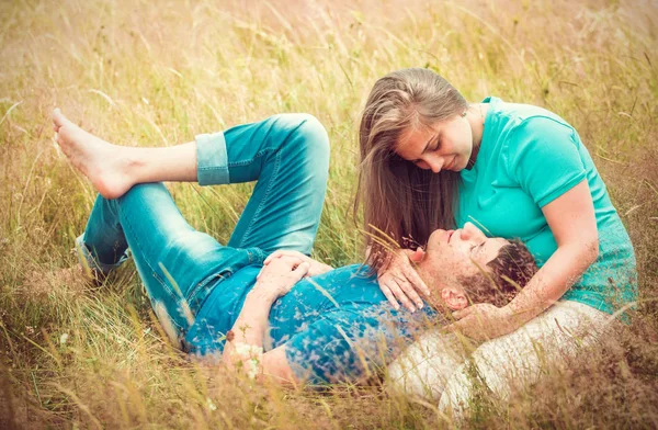 Happy Young Couple Relaxing Field Full Length — Stock Photo, Image