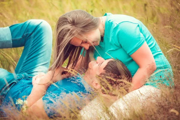 Happy Young Couple Relaxing Field — Stock Photo, Image