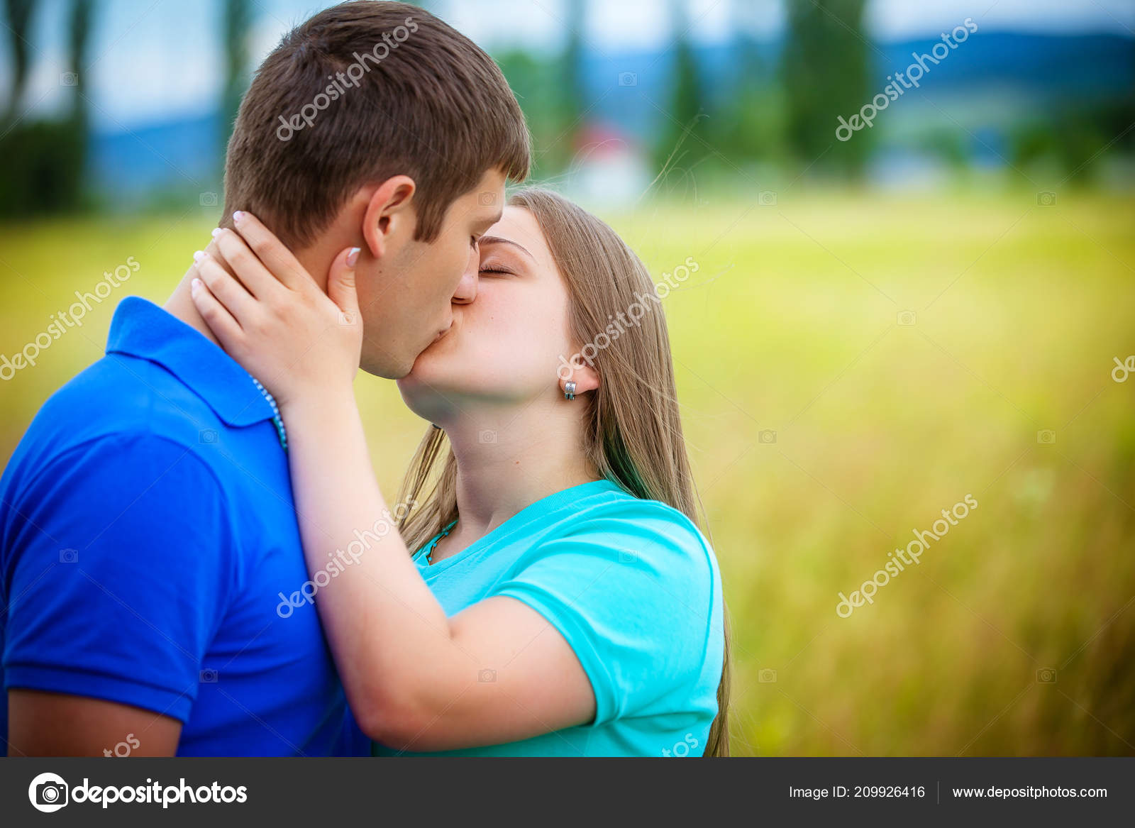 Couple kissing Stock Photos, Royalty Free Couple kissing Images |  Depositphotos