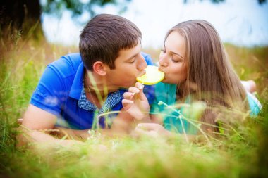 Yemek sarı lolipop alanında rahatlatıcı romantik genç çift