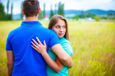 Romantik Çift alan, açık portre sarılma poz