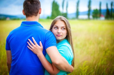 Romantik Çift alan, açık portre sarılma poz