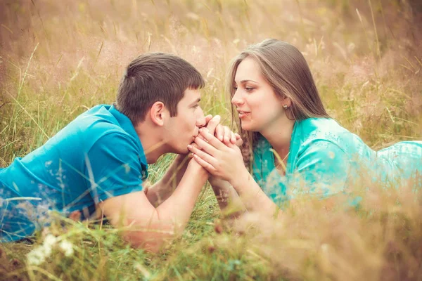 Romantisches Paar Entspannt Auf Dem Feld Händchen Haltend — Stockfoto