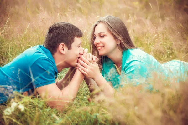 Pareja Romántica Relajándose Campo Tomados Mano — Foto de Stock