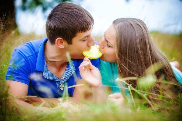 Romântico Jovem Casal Comendo Pirulito Amarelo Relaxante Campo — Fotografia de Stock