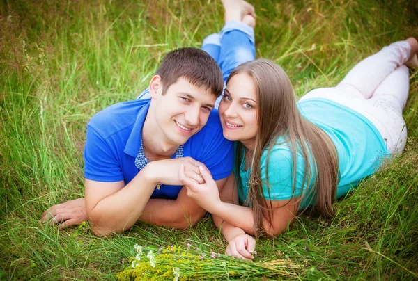 Pareja Romántica Relajándose Campo Tomados Mano —  Fotos de Stock