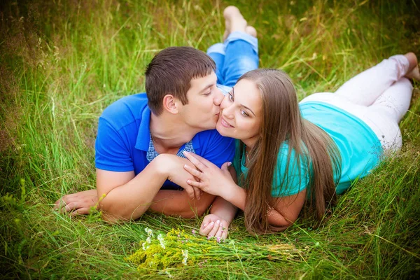 Casal Romântico Divertindo Beijando Relaxante Campo — Fotografia de Stock