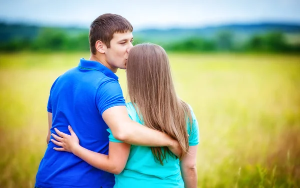 Romantic Couple Walking Green Field — Stock Photo, Image