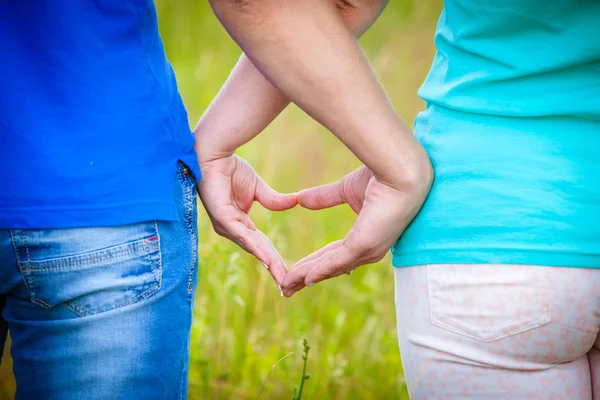 Amantes Casal Fazendo Coração Com Mãos — Fotografia de Stock