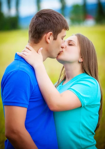 Coppia Romantica Baciare Posa Nel Parco — Foto Stock