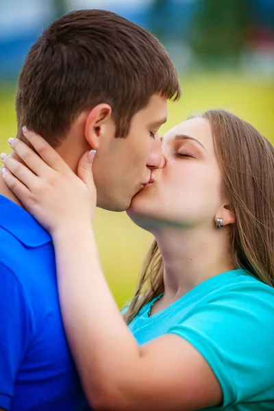 Romantikus Pár Csók Park Pózol — Stock Fotó