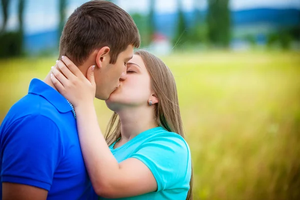ロマンチックなカップルが公園でポーズをとってキス — ストック写真