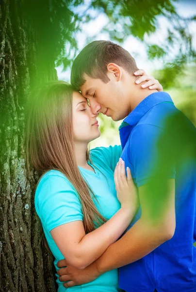 Retrato Romântico Jovem Casal Amoroso Posando Perto Árvore Verde — Fotografia de Stock