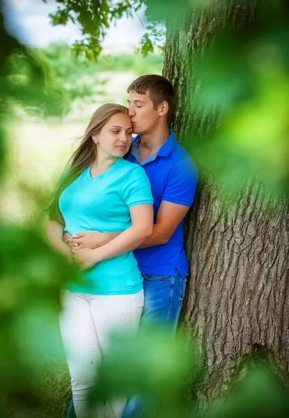 Young Couple Hugging Tree Green Park — Stock Photo, Image