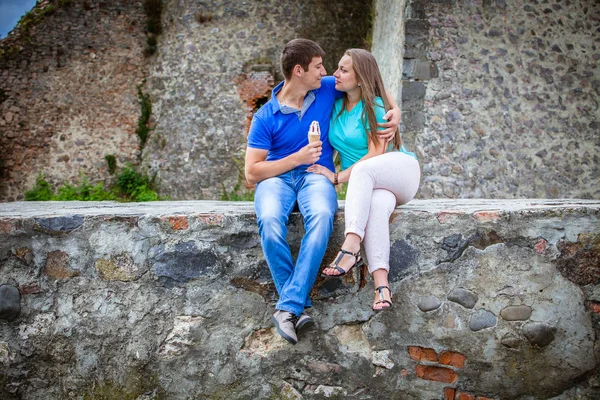 Pareja Romántica Comiendo Helado Sentado Roca Longitud Completa — Foto de Stock