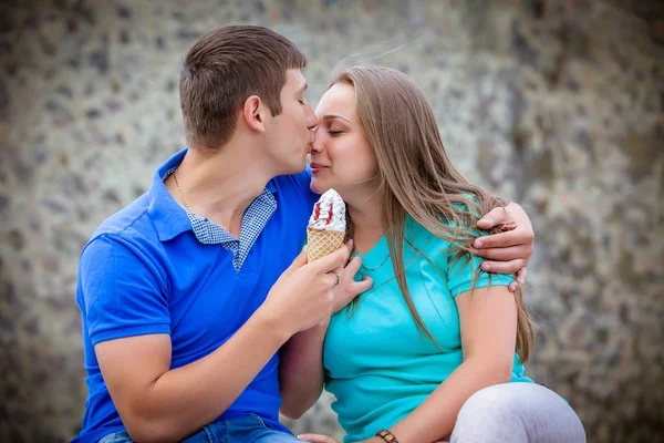 ロマンチックなカップルは屋外に座ってアイスを持ってキス — ストック写真