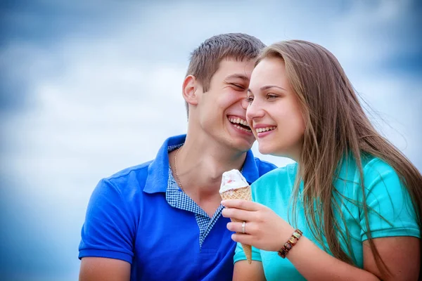 Außenporträt Eines Glücklichen Jungen Paares Beim Eis Essen — Stockfoto