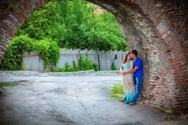 Feliz Joven Pareja Enamorada Abrazándose Pie Parque —  Fotos de Stock