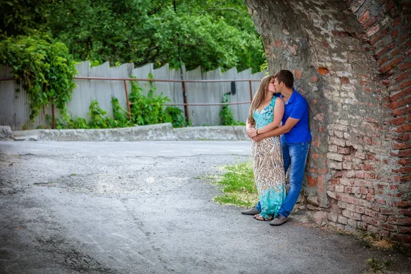 快乐的年轻情侣在爱拥抱站在公园 — 图库照片
