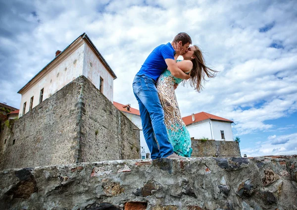 Jovem Beijando Sua Namorada Contra Velho Castelo — Fotografia de Stock